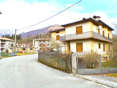 Casa indipendente con giardino a Lusevera