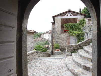 Casa indipendente con terrazzo in localit? lastrico 7, Lucca