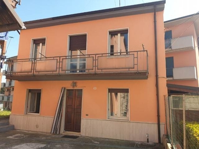 Casa singola in vendita a Castel San Giovanni Piacenza