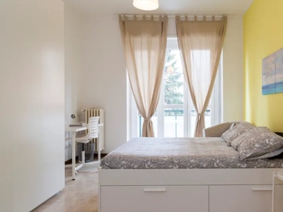 Stanza in appartamento con 3 camere da letto a Cesano Boscone