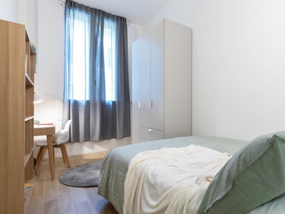 Stanza in appartamento con 4 stanze da letto a Torino
