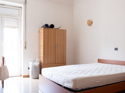 Stanze in affitto in appartamento con 6 camere da letto in Piazza Bologna