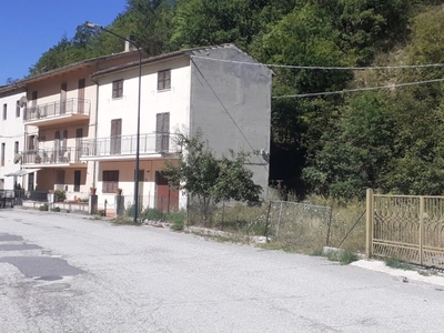 Terreno di 405 m² in Fiuminata