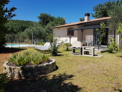 affascinante casa di campagna completamente ristrutturata, ampio giardino, posizione appartata