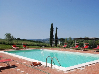 Casa Cassiodoro C: Un accogliente appartamento circondato da prati e verdi colline.