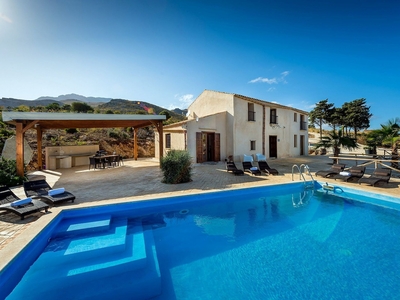 Splendida villa a Castellammare del Golfo con piscina