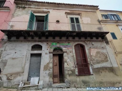 Vendesi palazzetto storico in via Sant’Anna