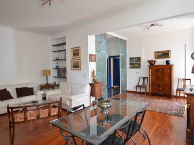 Appartamento in Affitto a Genova, zona Albaro, 900€, 123 m², arredato