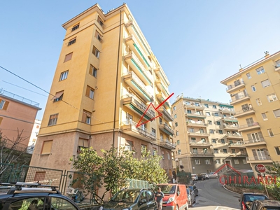 Appartamento in Vendita a Genova, zona Sestri Ponente, 145'000€, 140 m²