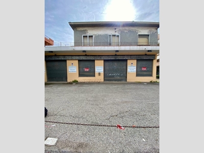 Attività commerciale in Affitto a Rimini, zona CENTRO, 650 m²