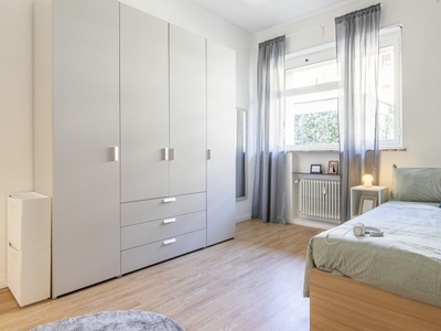 Camera in affitto in appartamento con 5 camere da letto a Milano