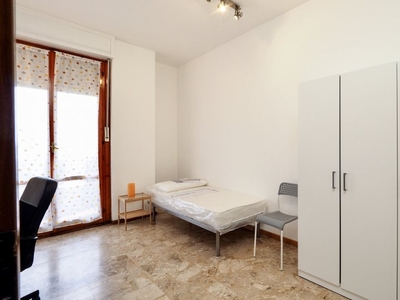 Camera soleggiata in appartamento con 5 camere da letto a Certosa, Milano