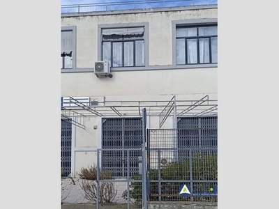 Capannone in Vendita a Livorno, 110'000€, 295 m²