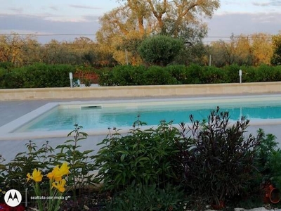 Casa a San Vito Dei Normanni con piscina e giardino