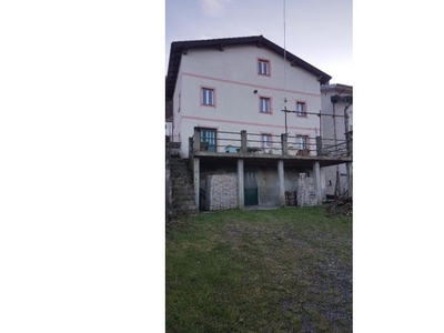 Casa indipendente in vendita a Montebruno, Frazione Seppioni