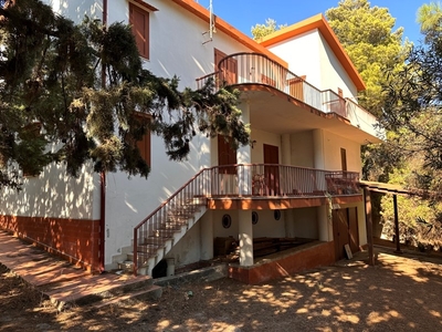 Casa Indipendente in Vendita a Catanzaro, zona Siano, 250'000€, 330 m², con Box