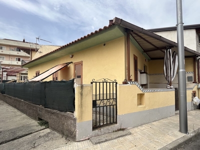 Casa Semi Indipendente in Vendita a Catanzaro, zona Santa Maria, 63'000€, 60 m²