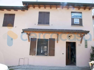 Casa singola in ottime condizioni, in vendita in Via Bastiglia, Mirandola