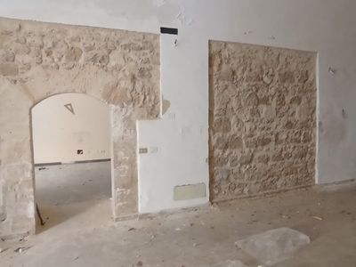 Immobile commerciale in Affitto a Ragusa, 600€, 150 m²
