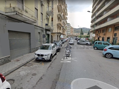 Immobile commerciale in Affitto a Salerno, zona TORRIONE, 700€, 55 m²