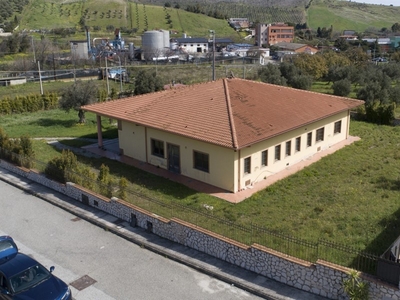 Immobile commerciale in Vendita a Catanzaro, zona Barone, 650'000€, 400 m²