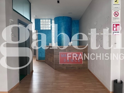 Negozio in Affitto a Avellino, 950€, 155 m²