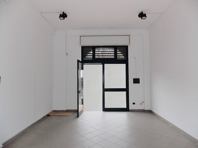 Negozio in Vendita a Catanzaro, zona Piano Casa, 84'000€, 51 m²