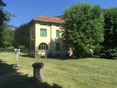 Palazzo / Stabile in vendita a Canzo