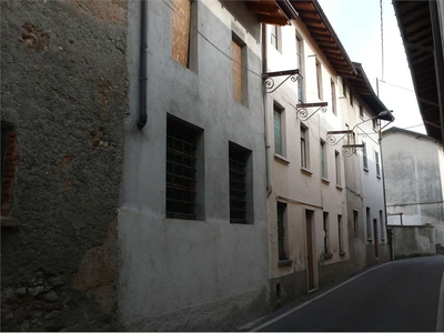 Palazzo / Stabile in vendita a Fenegrò