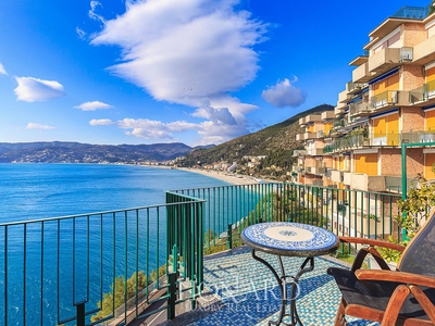 Residenza di lusso con splendide terrazze panoramiche a picco sul mare della Riviera di Ponente