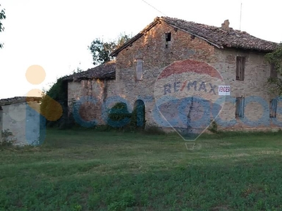 Rustico casale da ristrutturare in vendita a Soragna