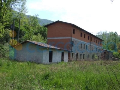 Rustico casale da ristrutturare, in vendita in Il Poggio, Camporgiano