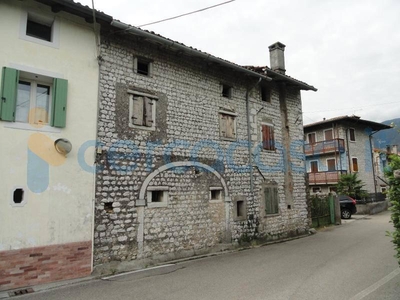 Rustico casale da ristrutturare, in vendita in Via Favola, Polcenigo
