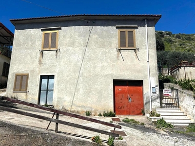 Stabile/Palazzo con box a Terracina