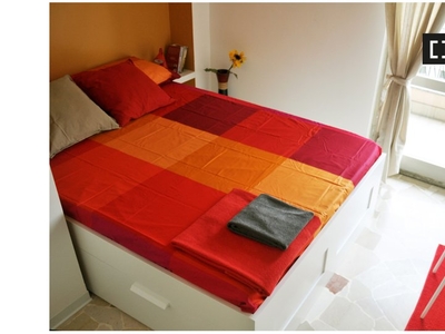 Stanza in affitto in appartamento con 9 camere da letto ad Affori, Milano