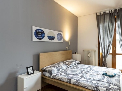 Stanze in affitto in appartamento con 8 camere da letto a Milano