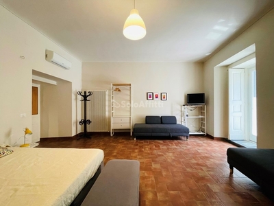 Trilocale in Affitto a Napoli, zona Via Salvator Rosa, 1'000€, 85 m², arredato