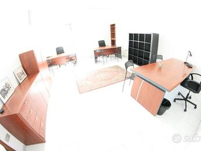 Ufficio arredato con sala riunioni