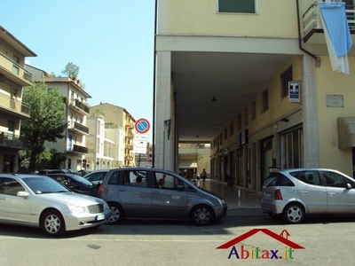 Ufficio in Vendita a Arezzo, 179'000€, 255 m²