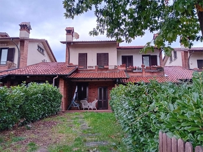 Villa a Schiera in vendita a Carugo