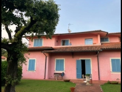 Villa con giardino a Forte dei Marmi