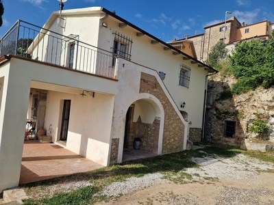 Villa con giardino a Rosignano Marittimo