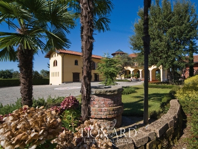 Villa di lusso in vendita con ampio giardino a pochi minuti dal centro della vivace cittadina di Como