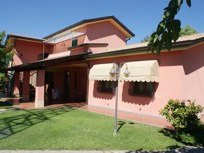 Villa in vendita a Castelnuovo Magra - Zona: Colombiera