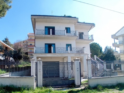 Villa in Vendita a Chieti, 550'000€, 630 m², con Box