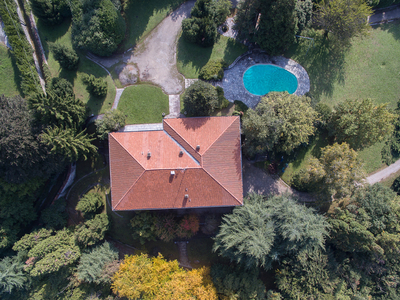 Villa in vendita a Longone al Segrino