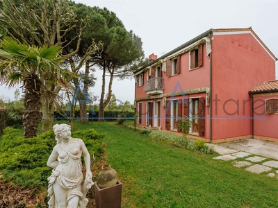 VILLA SINGOLA CON GIARDINO