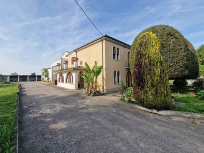Casa Indipendente in vendita a Borgo Veneto via umberto 1