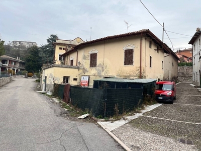 Casa Indipendente in vendita a Pastrengo via Piovezzano Vecchia