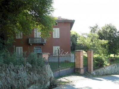 Casa indipendente sui 4 lati panoramica nel Monferrato.